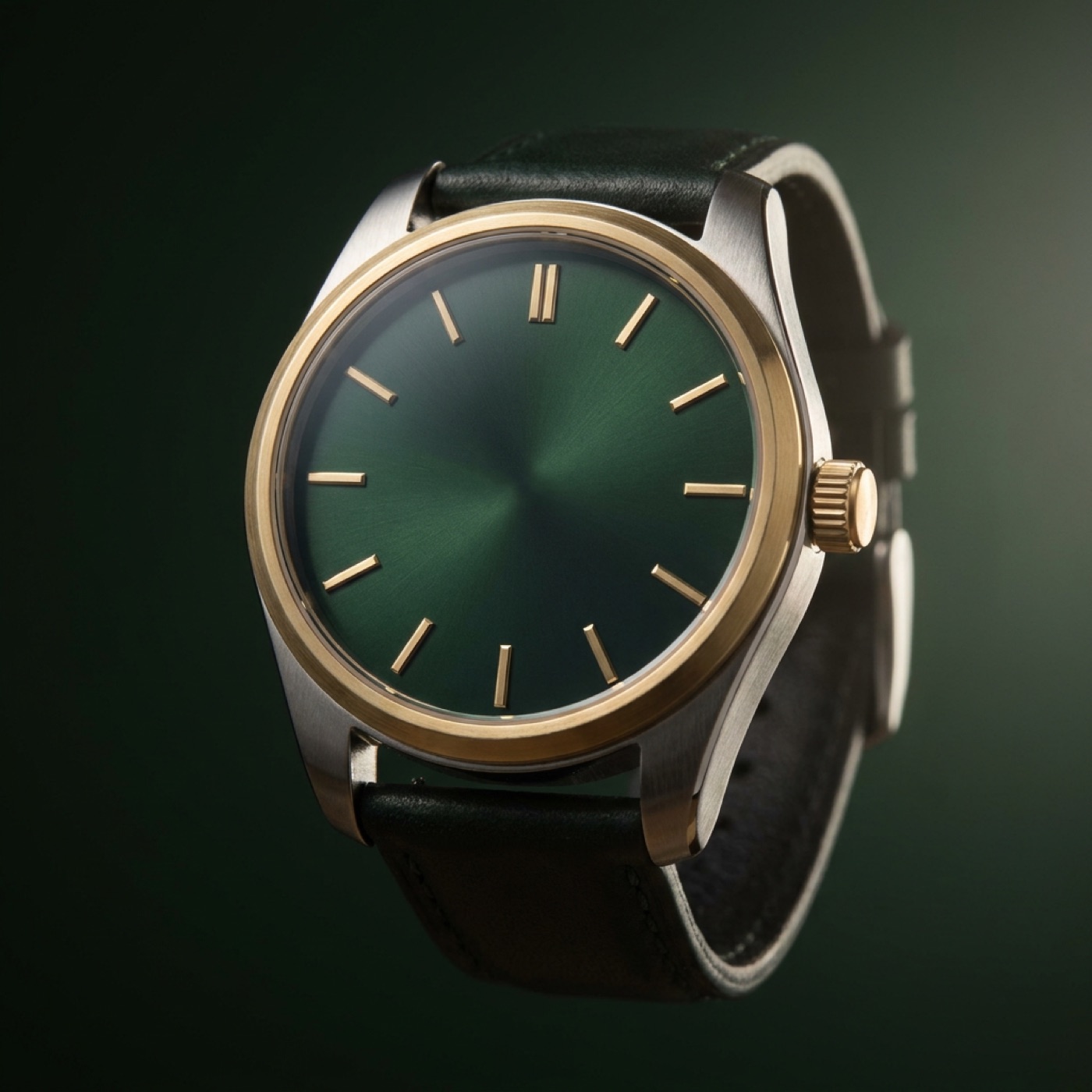 The STRATA Calibre 01 dial in raking light